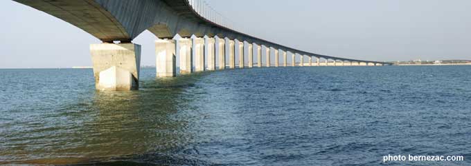 le pont de l'île de Ré à marée haute