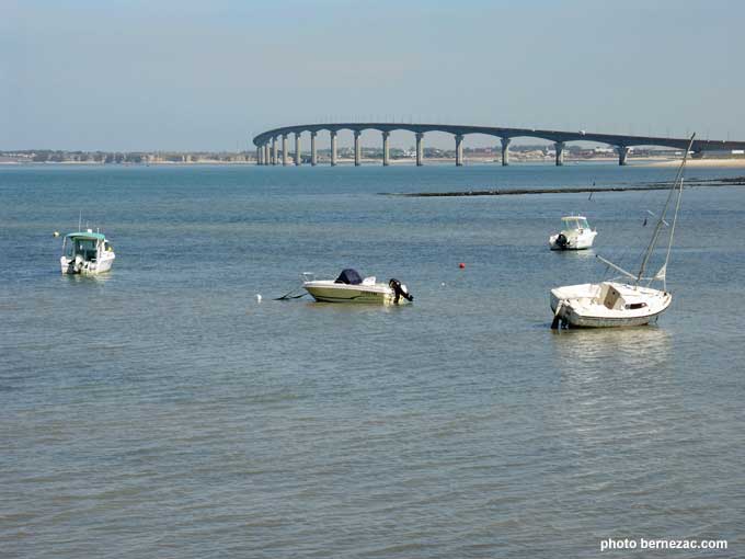 le pont de l'île de Ré vu du port de Rivedoux