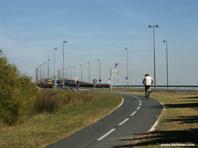 le pont de l'île de Ré, piste cyclable