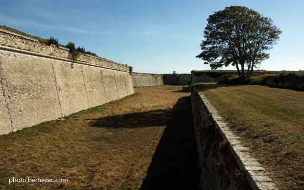 Saint-Martin-de-Ré, les remparts de la citadelle