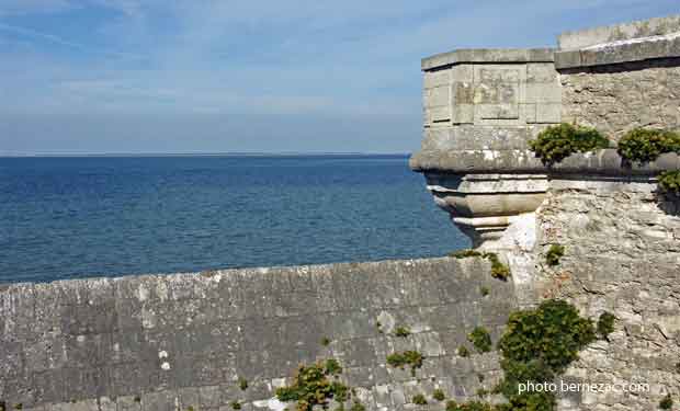 Saint-Martin-de-Ré, les remparts de la citadelle côté mer