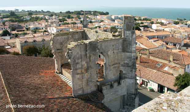 Saint-Martin-de-Ré, vue sur les ruines gothiques depuis le clocher observatoire