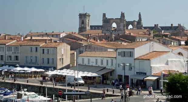 Saint-Martin-de-Ré, vue sur l'église Saint-Martin