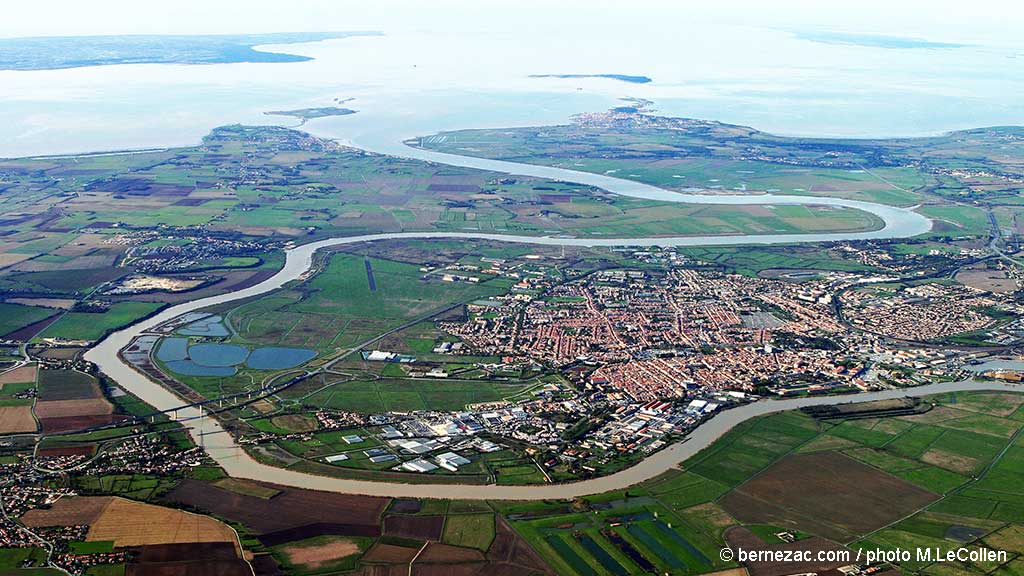 estuaire de la Charente et la ville de Rochefort, vue aérienne