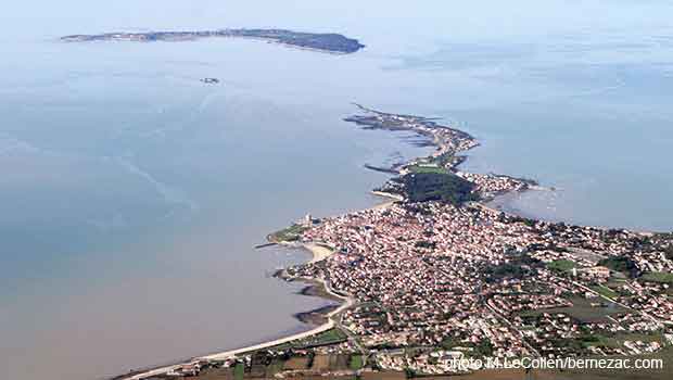 Fouras, vue aérienne sur la ville, la Pointe de La Fumée et l'île d'Aix