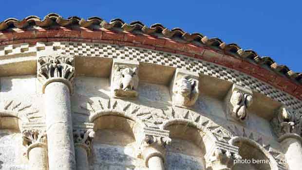 Talmont, l'abside de l'église Sainte-Radegonde, la corniche à damier et modillons