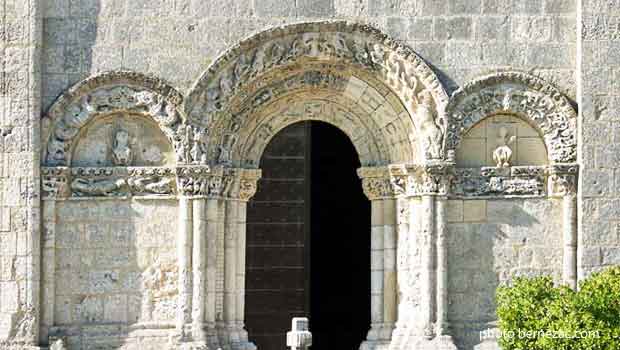 Talmont, église Sainte-Radegonde, le portail côté nord