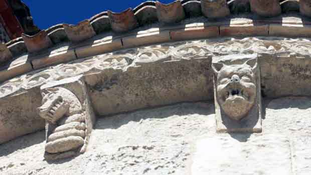 Talmont, l'absidiole côté nord, de l'église Sainte-Radegonde, modillons