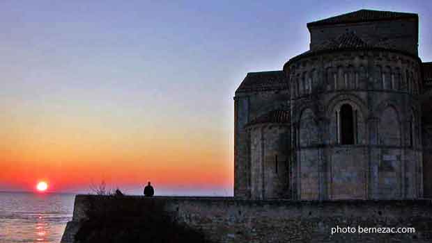 Talmont-sur-Gironde, église Sainte-Radegonde, coucher de soleil sur l'estuaire
