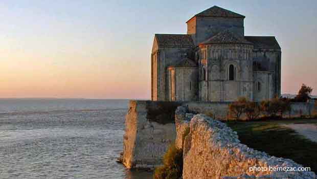Talmont-sur-Gironde, église Sainte-Radegonde, au soleil déclinant
