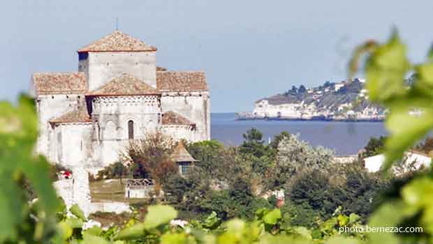 Talmont-sur-Gironde, lvue sut l'église depuis le vignoble Les Hauts de Talmont