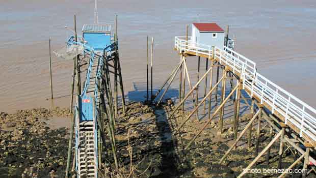 Talmont-sur-Gironde, les carrelets de la falaise du Caillaud