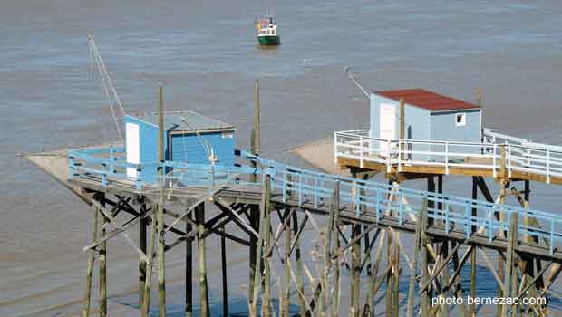 Talmont-sur-Gironde, les carrelets de la falaise du Caillaud