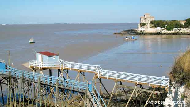 Talmont-sur-Gironde, les carrelets de la falaise du Caillaud