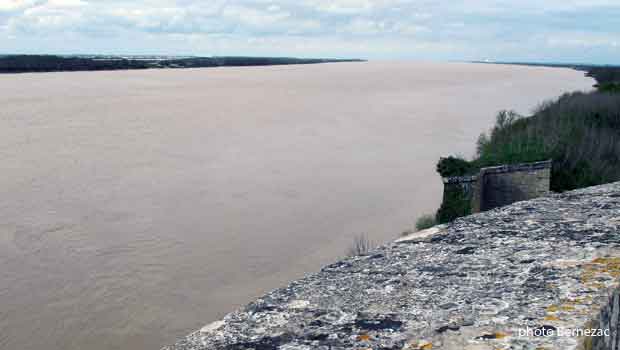 Blaye - vue sur la Gironde du haut des remparts de la Citadelle