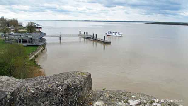 Citadelle de Blaye - vue sur le ponton et l'embarcadère du bac