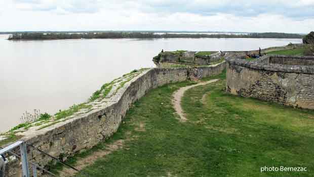 Citadelle de Blaye - vue sur l'île Nouvelle vers l'aval de la Gironde