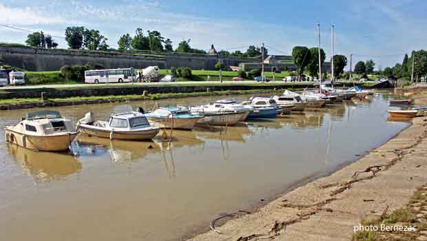 Blaye - le chenal au pied de la citadelle à marée haute