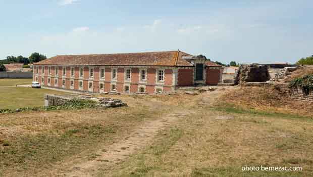 Brouage - la Halle aux Vivres, vue depuis le bastion de La Rivière