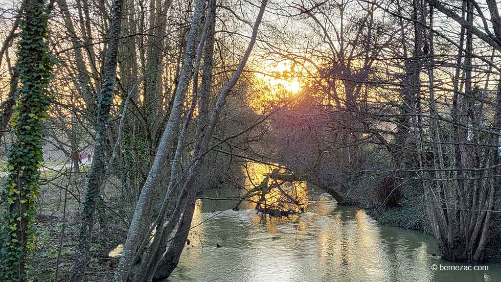 poitiers coucher de soleil sur le Clain au Moulin Apparent