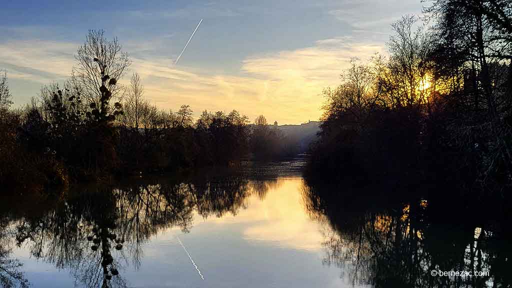 poitiers coucher de soleil sur le Clain au Moulin Apparent