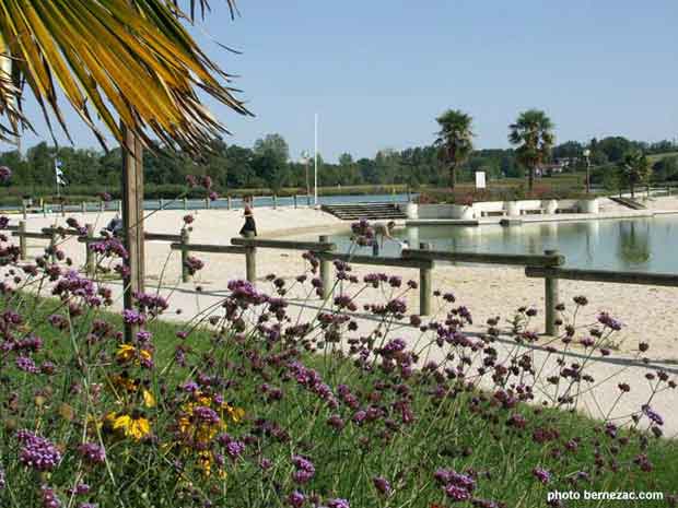 Jonzac, la plage de la base de loisirs