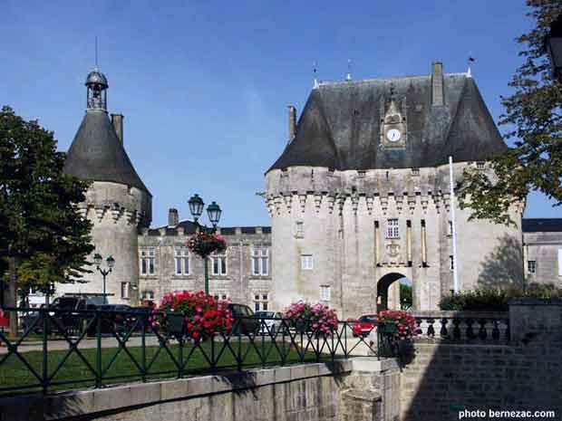 Jonzac, le château et l'esplanade