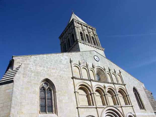 Jonzac, les arcatures et les pinacles de la façade de l'église
