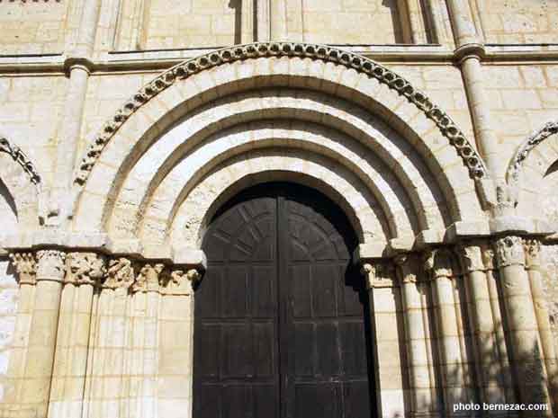 Jonzac, le porche de l'église Saint-Gervais-Saint-Protais 