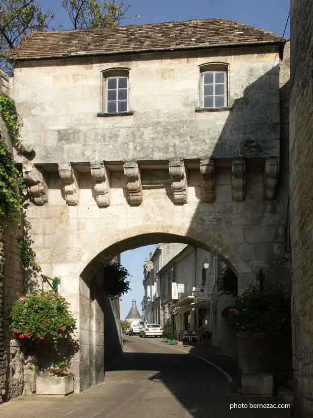 Jonzac, rue James Scalfert, anciennement "rue porte de ville".