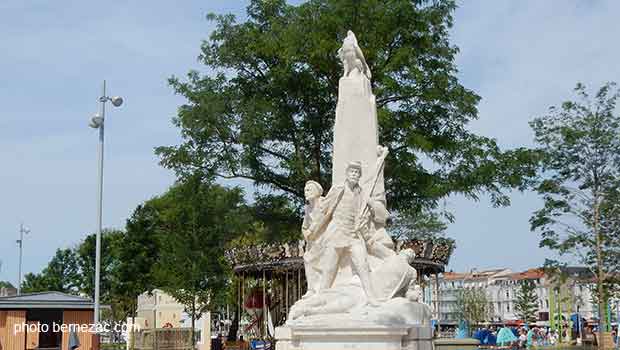 La Rochelle square Valin monument aux soldats et marins disparus