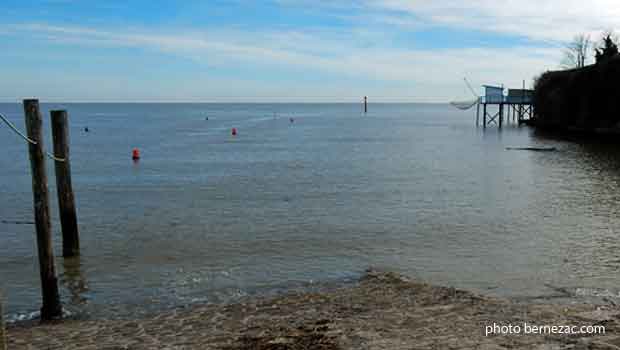 Meschers, le port, vue sur l'estuaire de la Gironde