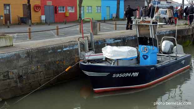 Meschers, le port, le quai aux cabanes colorées