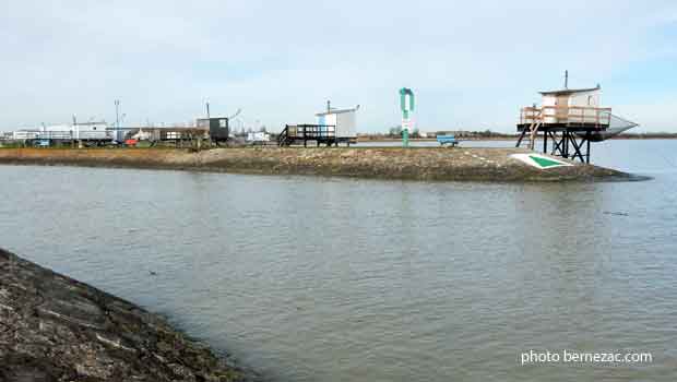 Meschers, le port, l'entrée du chenal et la jetée aux carrelets