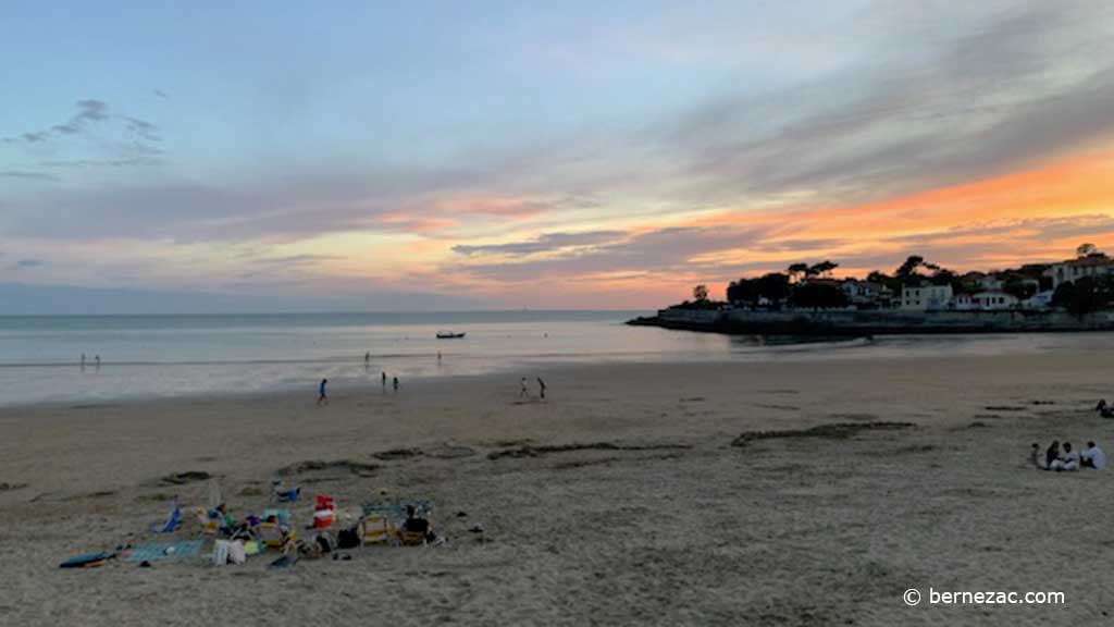 soirée d'août sur la plage de Nauzan