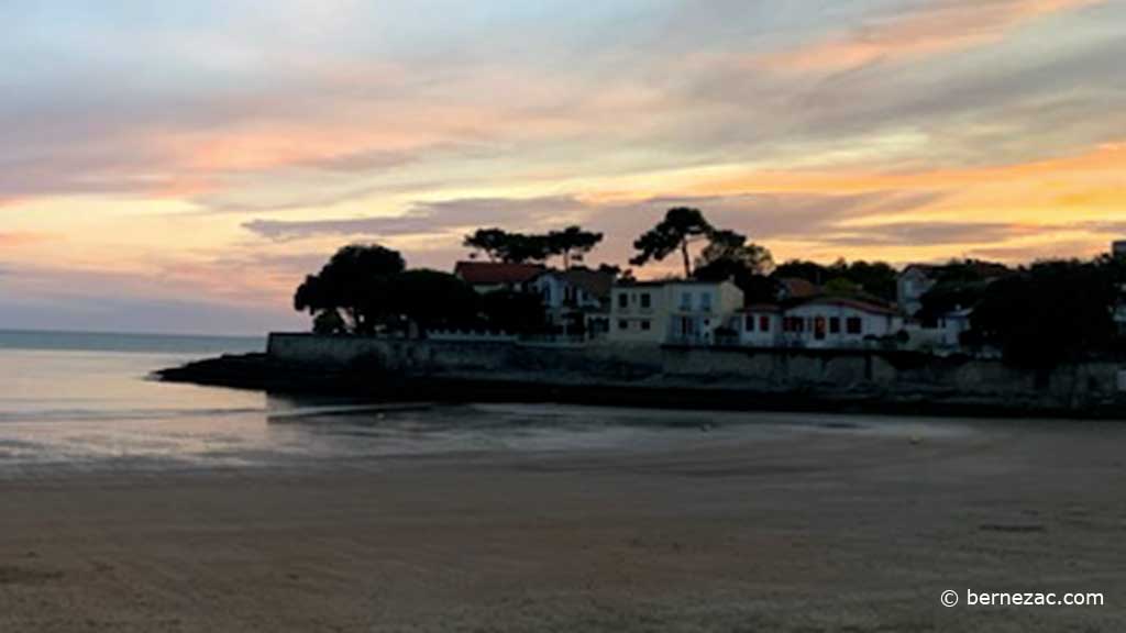 soirée d'août sur la plage de Nauzan