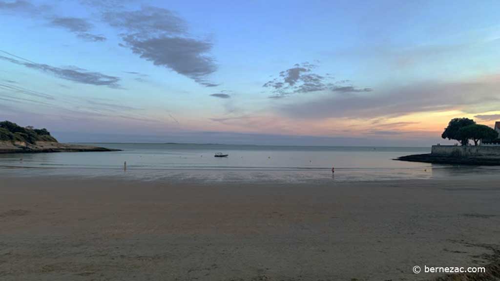 soirée d'août sur la plage de Nauzan