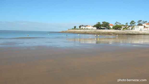 Plage de Nauzan, matin calme et marée basse