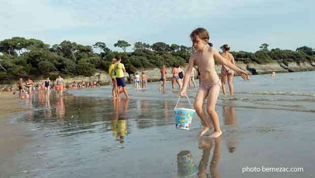 Plage de Nauzan, l'heure du bain