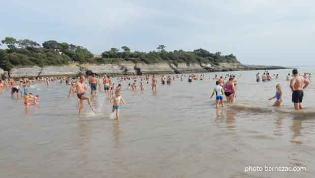 Plage de Nauzan, l'heure du bain