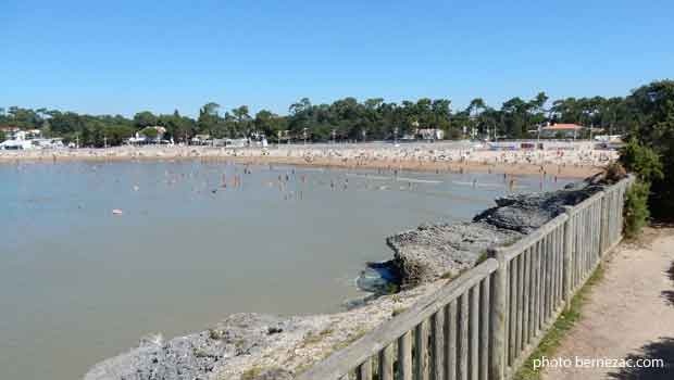 Vue sur la plage de Nauzan depuis le sentier des Douaniers