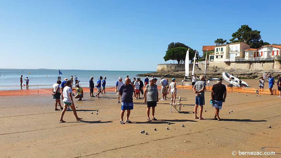 pétanque sur la plage à Saint-Palais-sur-Mer