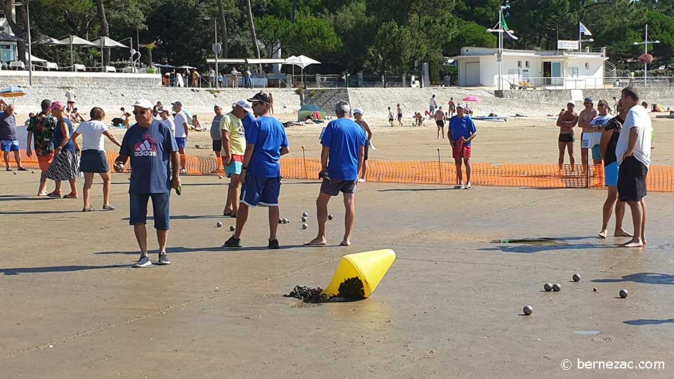 pétanque sur la plage à Saint-Palais-sur-Mer