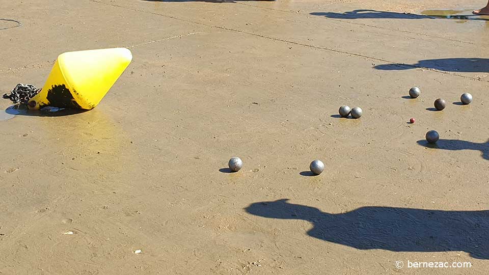 pétanque sur la plage à Saint-Palais-sur-Mer