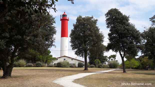 Le phare de Terre-Nègre et son parc donnat sur le sentier des Douaniers
