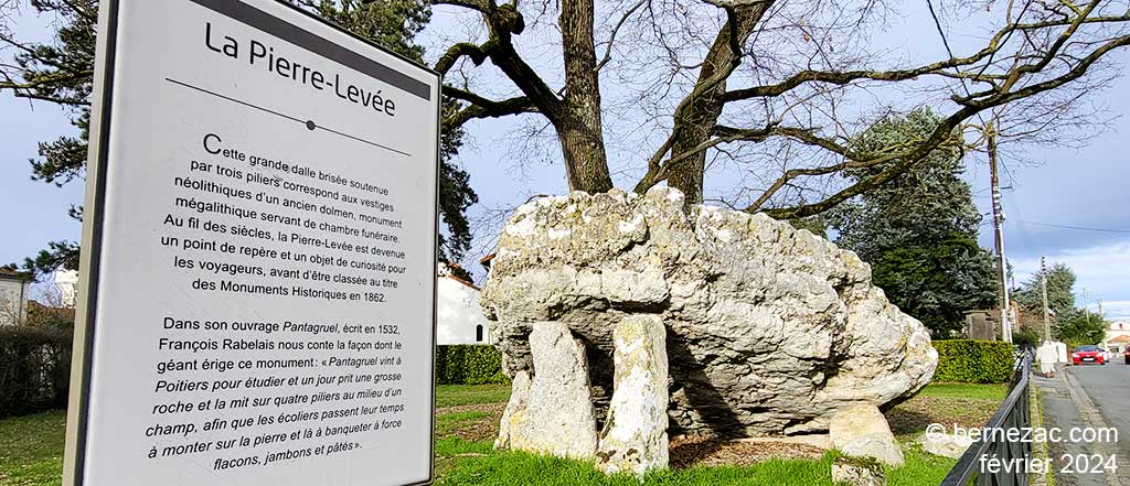Poitiers, dolmen de La Pierre Levée