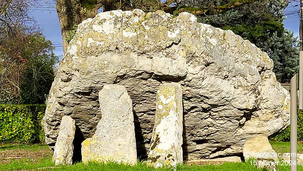Poitiers, le dolmen de La Pierre Levée