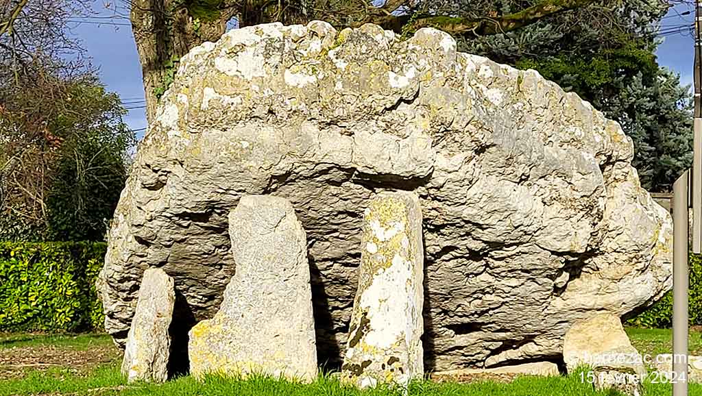 Poitiers, le dolmen de La Pierre Levée