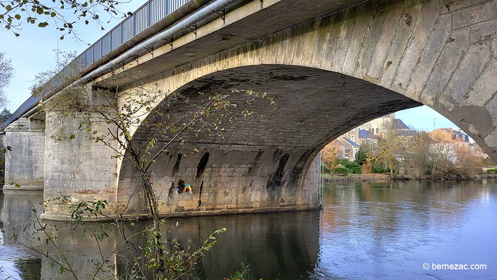 Poitiers, Le Pont-Neuf et le Clain