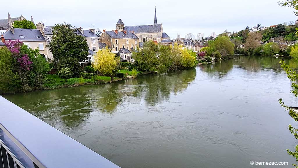 Poitiers, avril 2024 le printemps au Pont Neuf